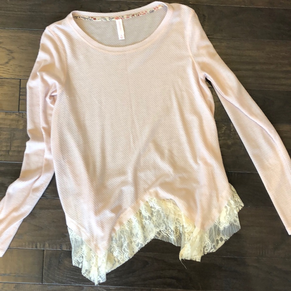 Adorable lace detail top!